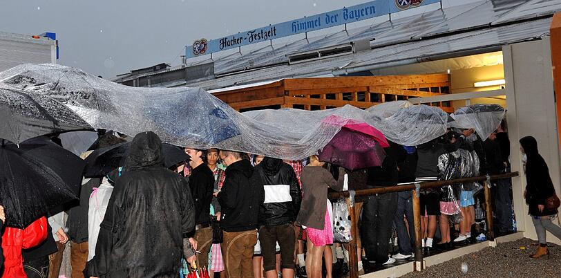 Im Regen stehen: Am ersten Wiesn-Samstag war's richtig nass