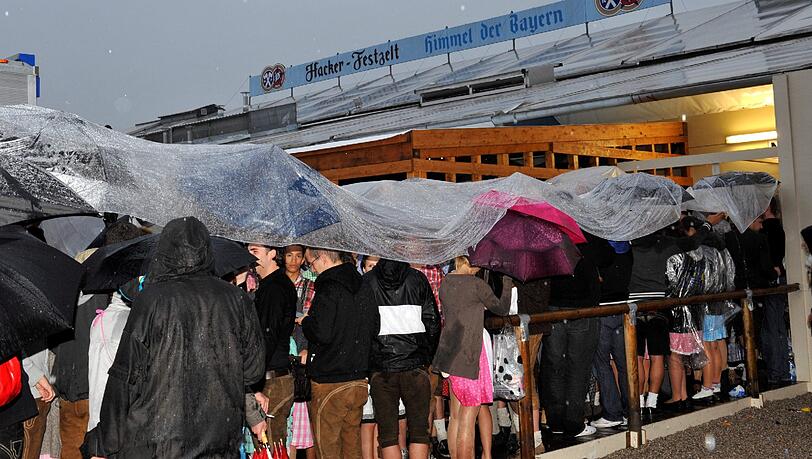 Im Regen stehen: Am ersten Wiesn-Samstag war's richtig nass Im Regen stehen: Am ersten Wiesn-Samstag war's richtig nass