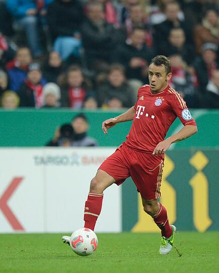 RAFINHA, NOTE 3:
Vertrat auf der rechten Seite Lahm. Solide. Verstand sich dort gut mit Robben, durfte sich auch offensiv austoben. Pech: Musste wegen einer Schulterverletzung raus (79.), gab am Donnerstag Entwarnung: Nichts Ernstes. Aussichten: Fit für die Bank in Hamburg.