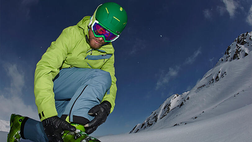 Bindung, Ski, Skischuh, Schutzausrüstung: Für einen perfekten und sicheren Skitag müssen einige Dinge im Vorfeld überprüft und beachtet werden. Bindung, Ski, Skischuh, Schutzausrüstung: Für einen perfekten und sicheren Skitag müssen einige Dinge im Vorfeld überprüft und beachtet werden.