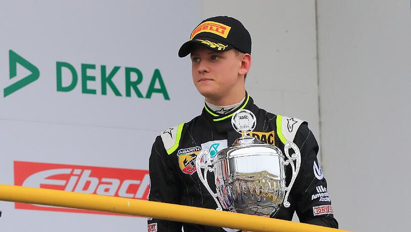 Mick Schumacher, Sohn von Michael Schumacher wurde beim Saisonauftakt mit seinem neunten Rang als bester "Rookie" im Klassement ausgezeichnet. Mick Schumacher, Sohn von Michael Schumacher wurde beim Saisonauftakt mit seinem neunten Rang als bester "Rookie" im Klassement ausgezeichnet.