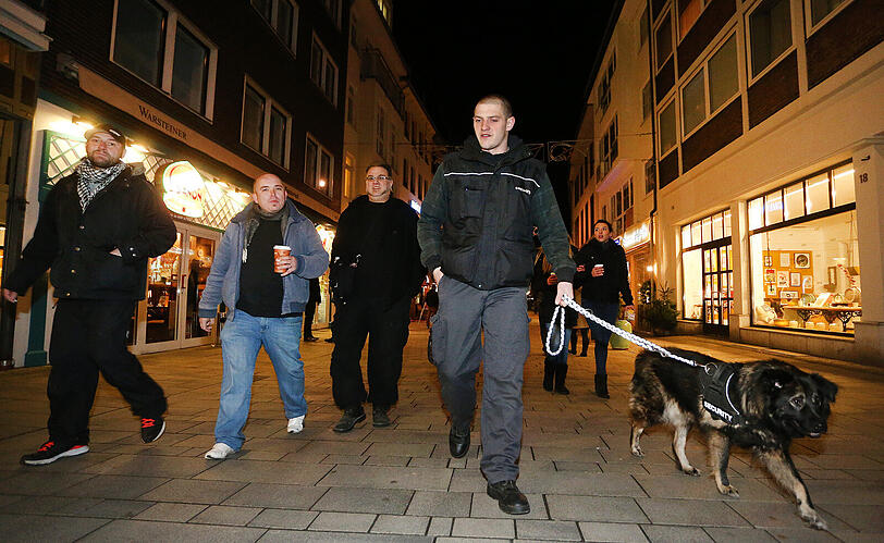 Noch sind in München keine Bürgerwehren &ndash; so wie hier in der Altstadt von Düsseldorf &ndash; unterwegs, aber die Polizei ist alarmiert.