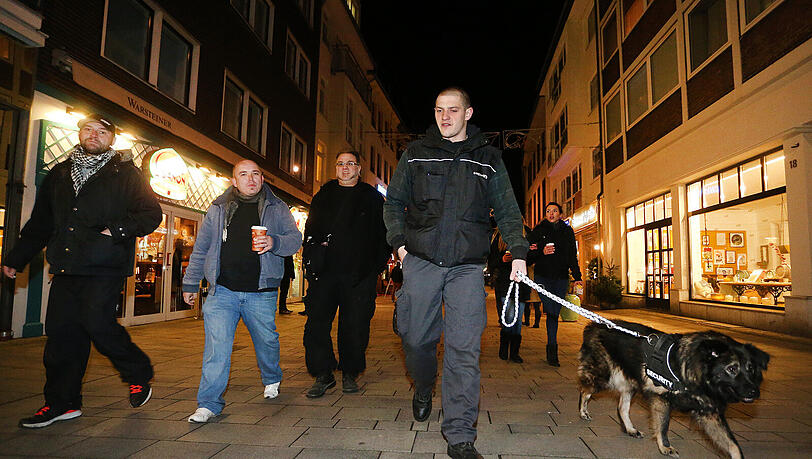 Noch sind in München keine Bürgerwehren – so wie hier in der Altstadt von Düsseldorf – unterwegs, aber die Polizei ist alarmiert. Noch sind in München keine Bürgerwehren – so wie hier in der Altstadt von Düsseldorf – unterwegs, aber die Polizei ist alarmiert.