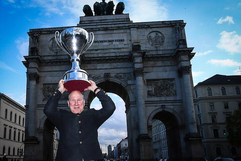 DOn Jackson mit dem DEL-Pokal vor dem Siegestor.