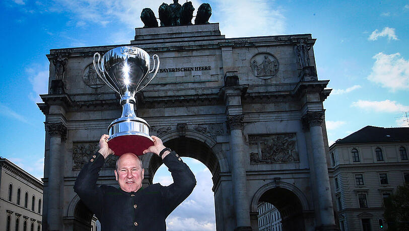 DOn Jackson mit dem DEL-Pokal vor dem Siegestor. DOn Jackson mit dem DEL-Pokal vor dem Siegestor.