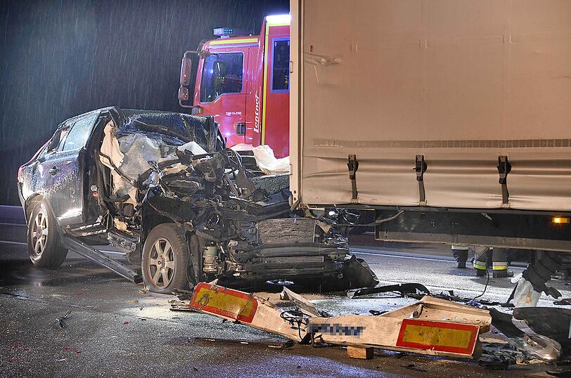 Ein 71-Jähriger ist in der Nacht auf Mittwoch mit seinem Volvo ungebremst in das Heck eines Sattelzuges gerast - er hatte keine Überlebenschance.