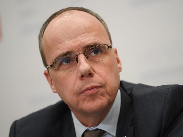 Hessens Innenminister Peter Beuth (CDU) nimmt an einer Pressekonferenz teil. Foto: Arne Dedert/dpa/Archivbild