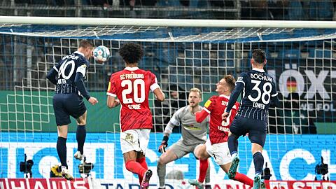 Bochums Sebastian Polter (l) macht das Tor zum 1:1.