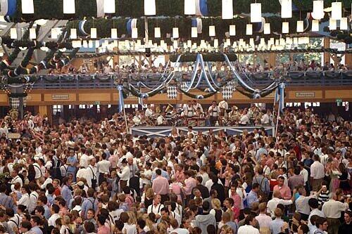 Zigarrenqualm auf der Wiesn? Zumindest in den kleinen Bierzelten werden Oktoberfestbesucher nicht die komplette Zeit paffen dürfen.