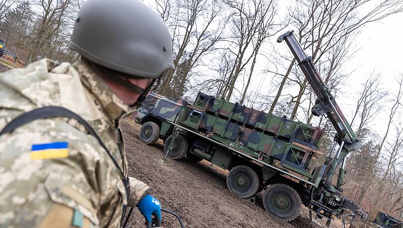 Die Ausbildung ukrainischer Soldaten am Patriot-Flugabwehrraketensystem an einem unbenannten Ort in Deutschland.