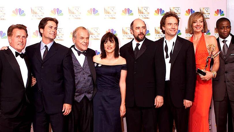 Martin Sheen (ganz links) und weitere Cast-Mitglieder der Serie "The West Wing" werden im Weißen Haus eine Reunion feiern.