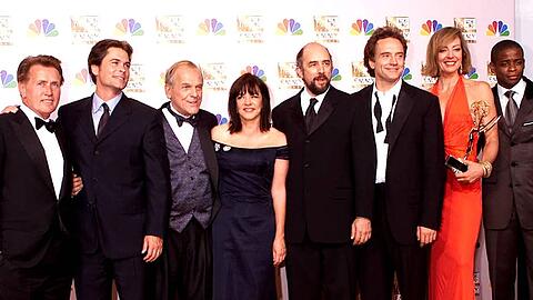Martin Sheen (ganz links) und weitere Cast-Mitglieder der Serie "The West Wing" werden im Weißen Haus eine Reunion feiern.