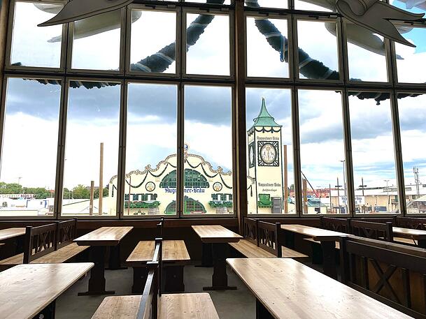 Wer hat den schönsten Ausblick über die Wiesn aus dem Hackerzelt? Die Herrschaften auf der „Brauerei-Galerie“.