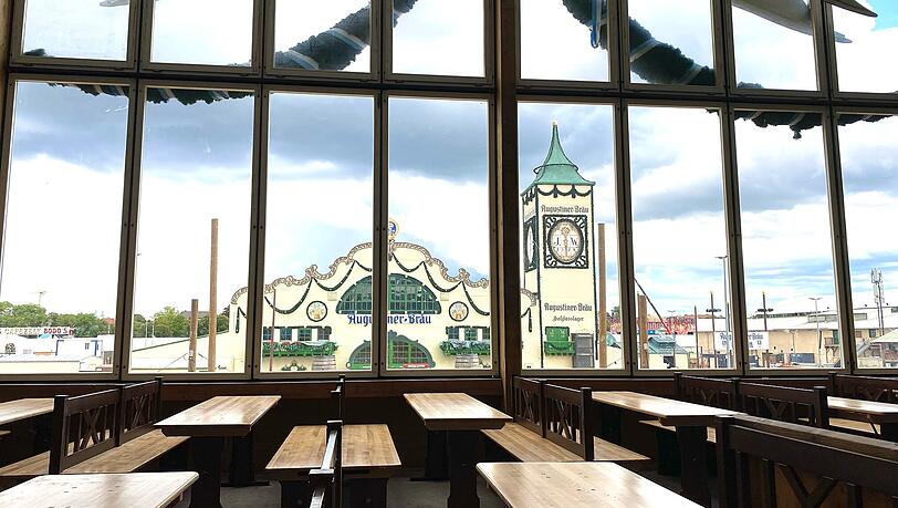 Wer hat den schönsten Ausblick über die Wiesn aus dem Hackerzelt? Die Herrschaften auf der „Brauerei-Galerie“. Wer hat den schönsten Ausblick über die Wiesn aus dem Hackerzelt? Die Herrschaften auf der „Brauerei-Galerie“.