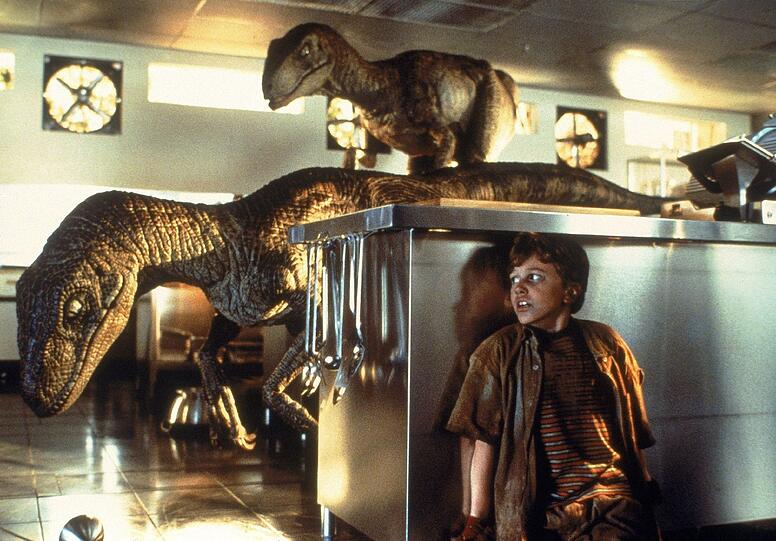 Tim (Joseph Mazello) muss sich vor den gefährlichen Dinosauriern verstecken. Tim (Joseph Mazello) muss sich vor den gefährlichen Dinosauriern verstecken.