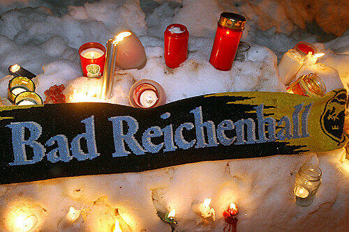Ein Fan-Schal des Eishockeyvereines von Bad Reichenhall liegt am 3. Januar 2006 auf dem Rathausplatz von Bad Reichenhall zwischen brennenden Kerzen.
