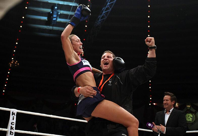 Kam kaum ins Schwitzen im Circus Krone: Kickbox-Weltmeisterin Christine Theiss nach ihrem Sieg gegen Martina Müllerova. Hier gibts die besten Bilder vom Fight zum Durchklicken!