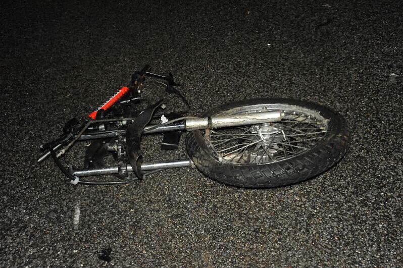 Ein 16-Jähriger wird auf dem Moped von zwei Autos erfasst und mitgeschleift.
