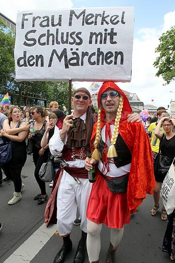 Christopher Street Day in Berlin: Die Bilder von der buntesten Parade der Stadt zum Durchklicken.