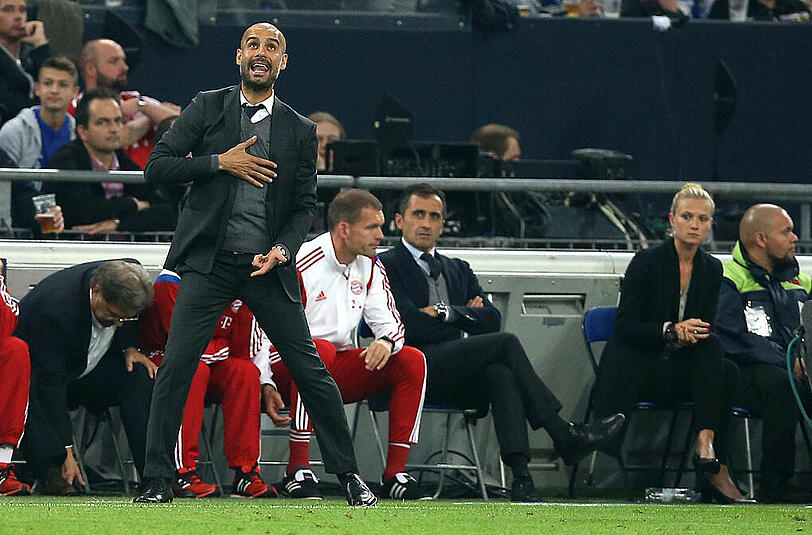 Trainer Pep Guardiola im Spiel des FC Bayern München bei Schalke 04.