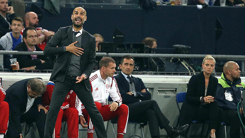 Trainer Pep Guardiola im Spiel des FC Bayern München bei Schalke 04.