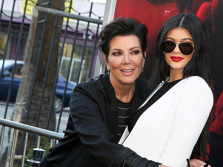Kylie Jenner (r.) weckt bei Mutter Kris offenbar immer noch den Beschützerinstinkt