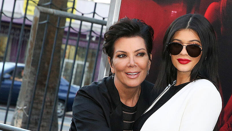 Kylie Jenner (r.) weckt bei Mutter Kris offenbar immer noch den Beschützerinstinkt Kylie Jenner (r.) weckt bei Mutter Kris offenbar immer noch den Beschützerinstinkt
