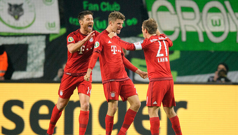 Die Spieler des FC Bayern haben Grund zur Freude: Beim Pokalspiel gegen Wolfsburg feiert der Rekordpokalsieger einen 3:1-Sieg.