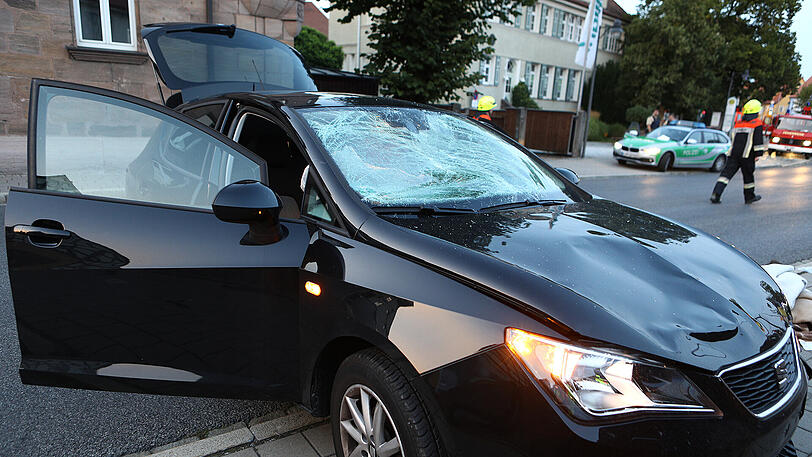 Der Pkw kam von der Straße ab und erfasste eine Familie auf dem Gehsteig. Zuvor wurde der Fahrer von einer Biene gestochen.