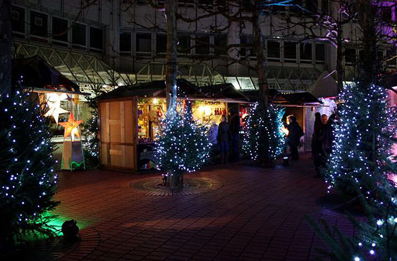 Der Weihnachtszauberwald verschenkt Christbäume.