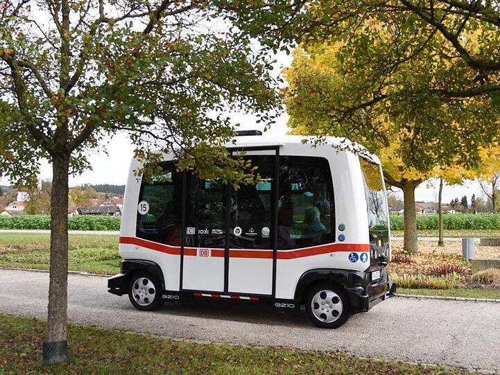 Ein autonom fahrender Elektrobus fährt auf einer Straße in Bad Birnbach. Foto: Amelie Geiger/dpa