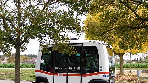 Ein autonom fahrender Elektrobus fährt auf einer Straße in Bad Birnbach. Foto: Amelie Geiger/dpa