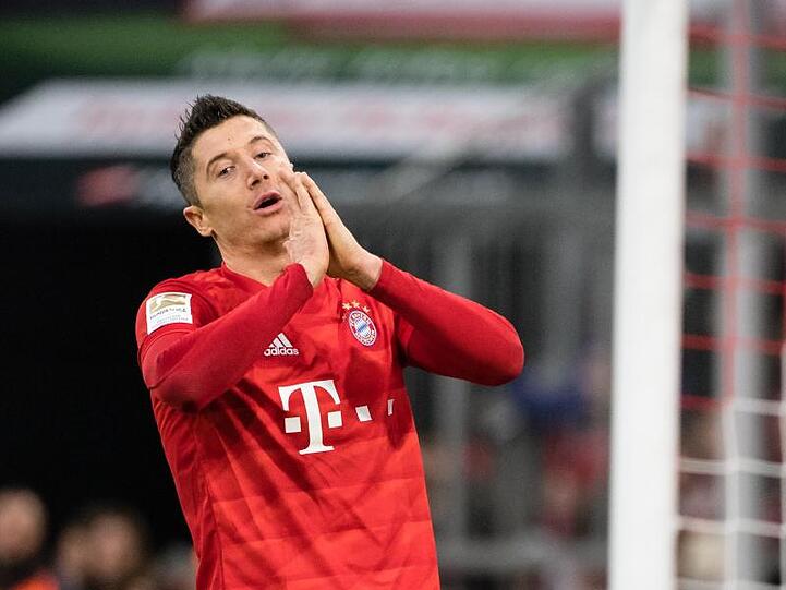 Robert Lewandowski reagiert nach einer vergebenen Torchance. Foto: Matthias Balk/dpa/Archivbild