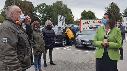CSU-Bezirkschefin Ilse Aigner im Gespräch mit der Gmunder Bürgerinitiative "Endstation Lint".