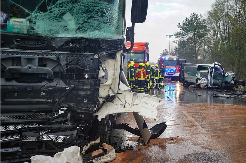 Der Kleintransporter war gegen die Front des Lkw gekracht.