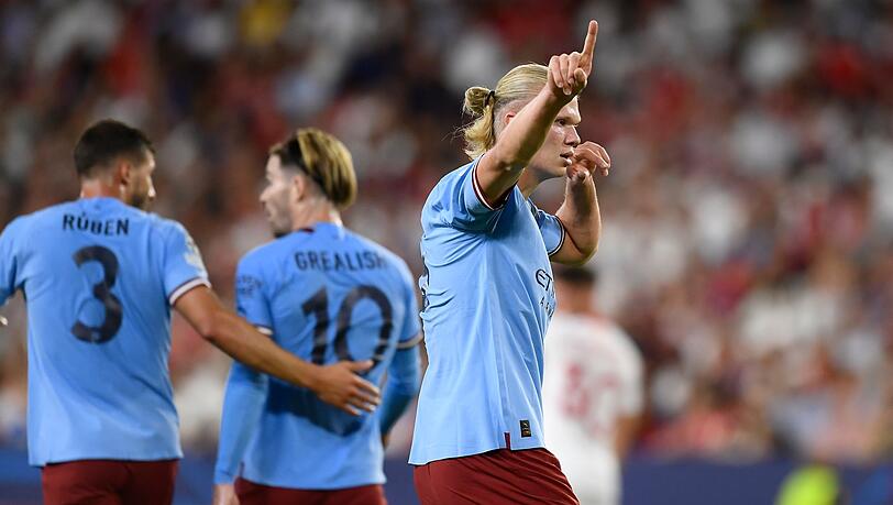Erling Haaland (r) traf für Man City doppelt in Sevilla.