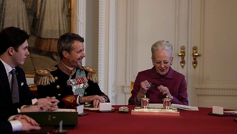 Königin Margrethe II. von Dänemark hat ihre Abdankungserklärung unterzeichnet - Frederik X. ist damit offiziell neuer König.