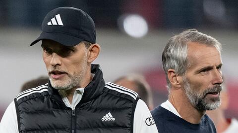Bayern-Trainer Thomas Tuchel (l) und Leipzigs Trainer Marco Rose reagieren nach dem Spiel.
