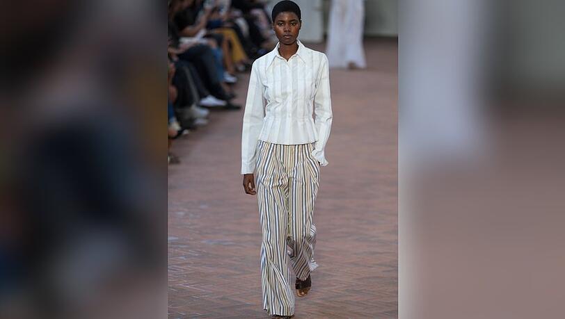 Auch in der Fashion-Show von Alberta Ferretti sind die angesagten Pyjama-Hosen zu finden.