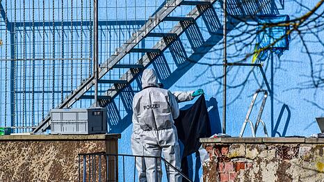 Der Mann soll seine Ehefrau auf einer Feuertreppe erschossen haben. (Archivfoto)