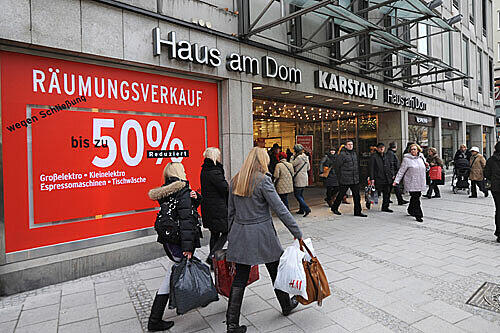 Der Karstadt am Dom in der Fußgängerzone schließt, bis 20. März muss alles raus: Das wollen sich viele Kunden nicht entgehen lassen und strömen in Scharen zur Schnäppchen-Jagd.