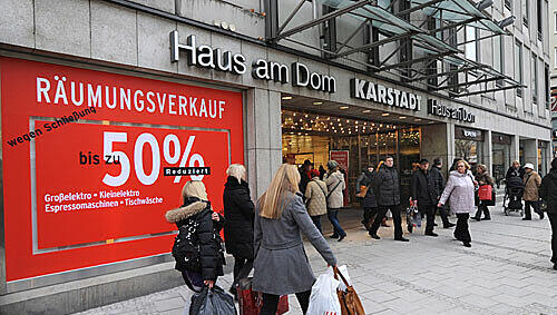 Der Karstadt am Dom in der Fußgängerzone schließt, bis 20. März muss alles raus: Das wollen sich viele Kunden nicht entgehen lassen und strömen in Scharen zur Schnäppchen-Jagd.