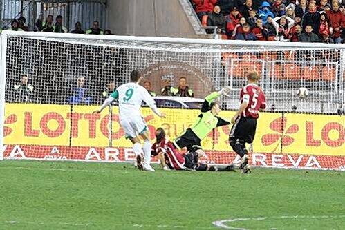 Die Vorentscheidung: Edin Dzeko (l.) trifft beim ersten ernstzunehmenden Versuch gleich ins Schwarze. Club-Keeper Raphael Schäfer ist absolut machtlos.