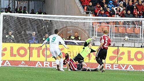Die Vorentscheidung: Edin Dzeko (l.) trifft beim ersten ernstzunehmenden Versuch gleich ins Schwarze. Club-Keeper Raphael Schäfer ist absolut machtlos. Die Vorentscheidung: Edin Dzeko (l.) trifft beim ersten ernstzunehmenden Versuch gleich ins Schwarze. Club-Keeper Raphael Schäfer ist absolut machtlos.