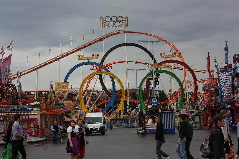 Olympia-Looping, 09:35 Uhr: Blick auf eines der Traiditionsfahrgeschäfte der Wiesn.