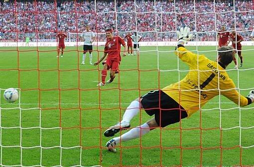 10. September, 16:56, Mario Gomez: Das 6:0 ist dann wieder aller Ehren wert: ein - im zweiten Anlauf - souverän verwandelter Elfmeter. Der erste Versuch war übrigens auch drin, doch Ribery war zu früh losgelaufen.