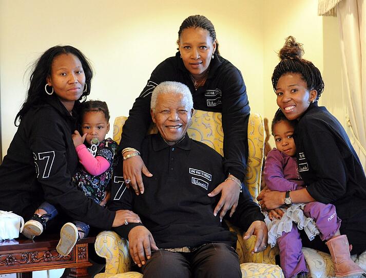 Nelson Mandela (M) anlässlich seines 93. Geburtstags umgeben von seiner erweiterten Familie.