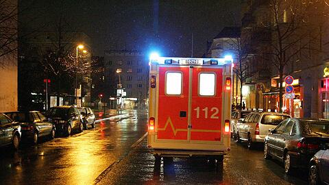 Rettungswagen mit Blaulicht &ndash; ein gewohntes Bild: Im Schnitt 490 Mal täglich rücken die Retter im Raum München aus.