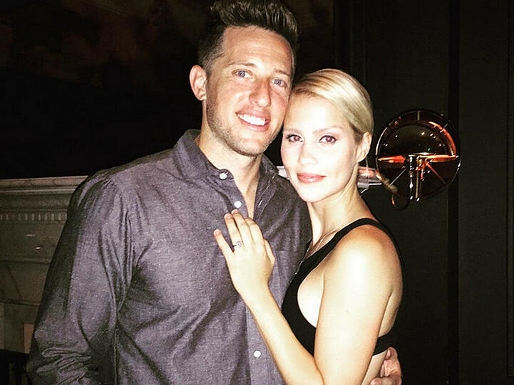 Frisch verlobt: Matt Kaplan und Claire Holt, die ihren Ring in die Kamera hält
