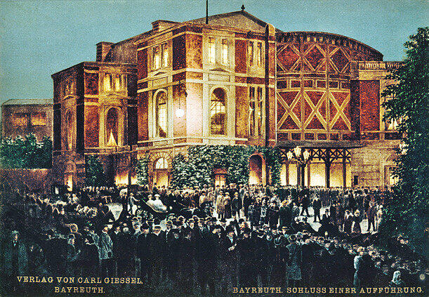 Das Publikum verlässt nach Ende der Aufführung das beleuchtete Festspielhaus, um 1900.
